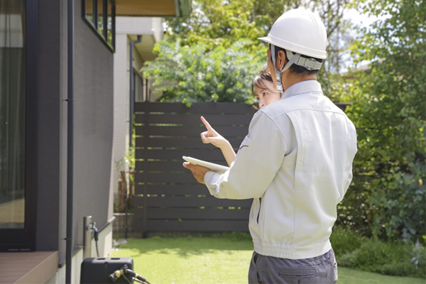 現場調査で住民と相談するイメージ